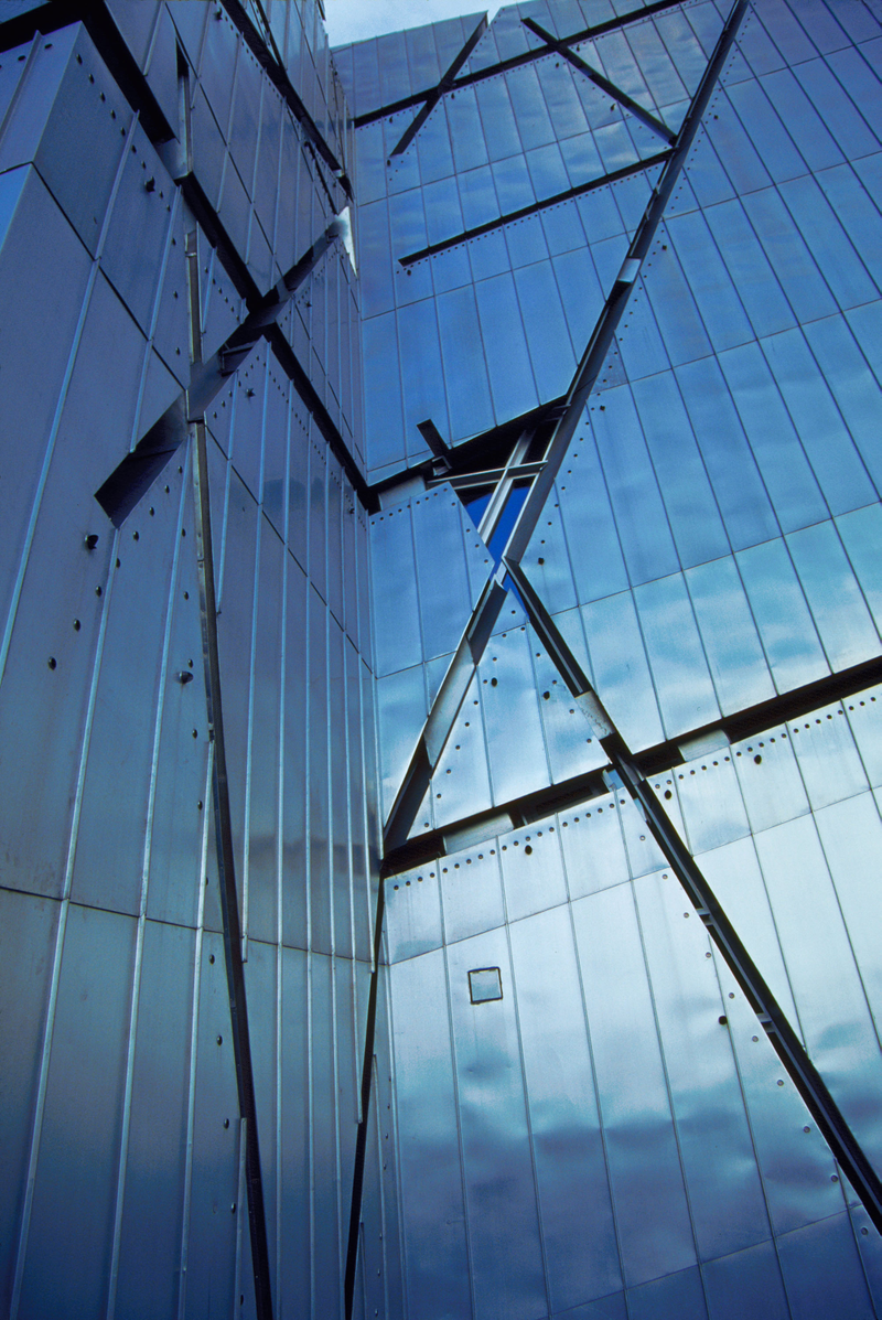 Illustration for article titled Buildings That Look Like Famous Spaceships: A Gallery